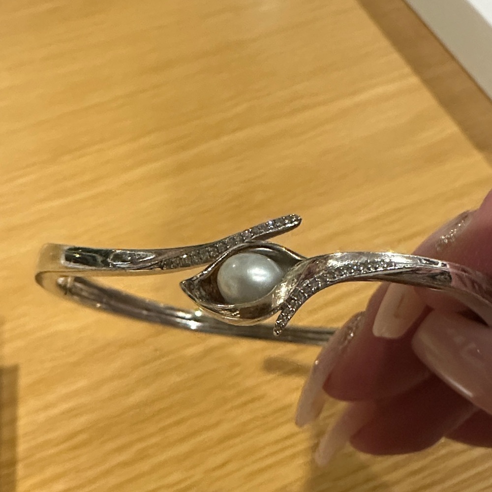 Elegant Silver Pearl Bangle - Picture 2 of 7
